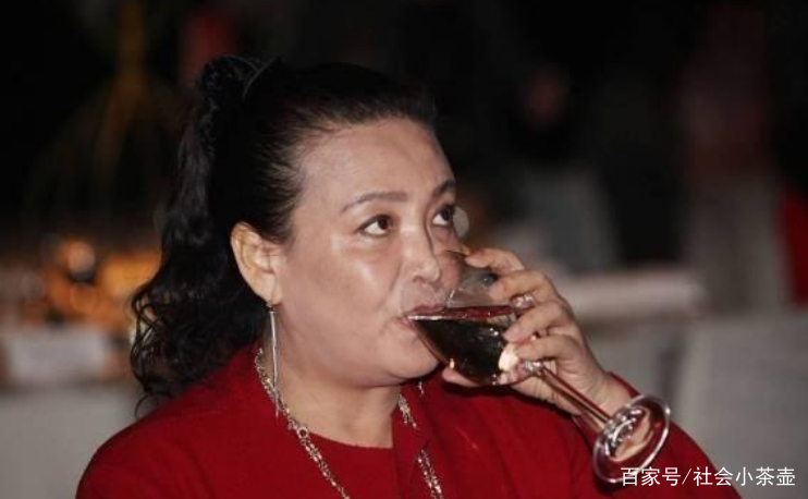洗碗女创业项目(广东女富豪的创业神话，高中辍学从洗碗开始打工，现拥有千亿集团)